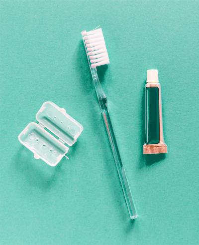Image of a toothbrush, a toothpaste tube and a toothbrush case as a sample of a toothbrush set.